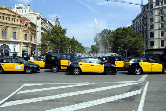 Stationary taxis on Gran Via in centre of Barcelona (ACN)